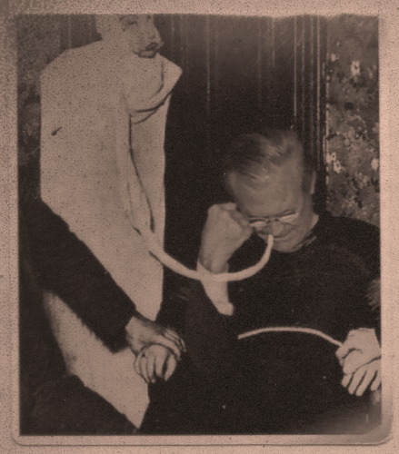 Ectoplasm Phaenomena of materialisation with Donald Rumsfeld, Paris, May 12th 1913, 2013, tirage argentique, 21x17 cm
