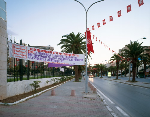 Avenue Mohammed V pendant le Sommet Mondial sur la Société de l’Information, Tunis, 16 - 18 novembre 2005, ilfochrome, 127x158 cm